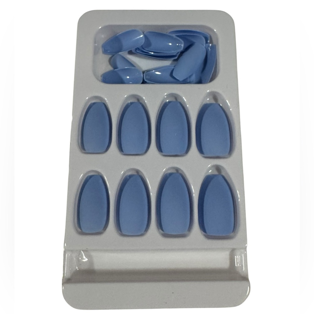 Set of 16 matte baby blue false nails in container